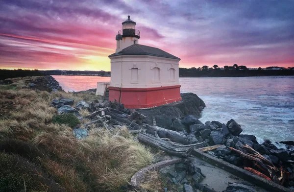 Lindo nascer do sol rosa no farol de Bandon — Fotografia de Stock