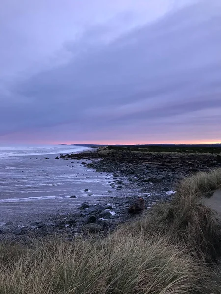 Oregon Coast beautiful sunrise at rocky beach, vertical image — Stock Photo, Image