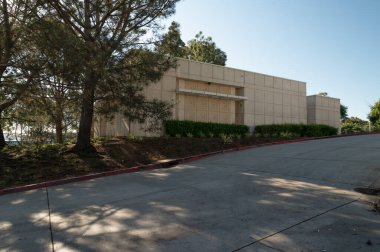 Garaj yolu olan genel ofis binası