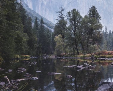 Matte, Merced River 'ın Yosemite' deki fotoğrafına bak.