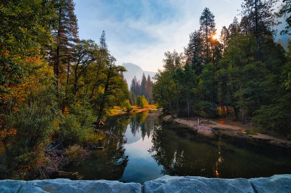 Sunrise over Merced River met Half Dome bij Yosemite National Park — Stockfoto