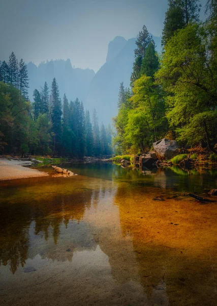 Merced River with trees at Yosemite National Park — Stock Photo, Image