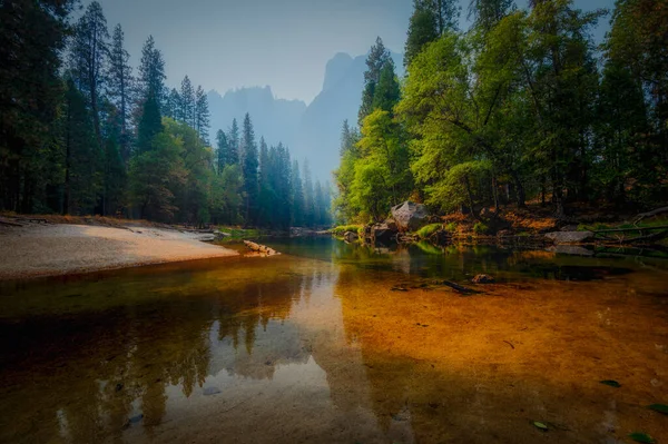 Vista diferente do rio Merced com árvores no Parque Nacional de Yosemite — Fotografia de Stock