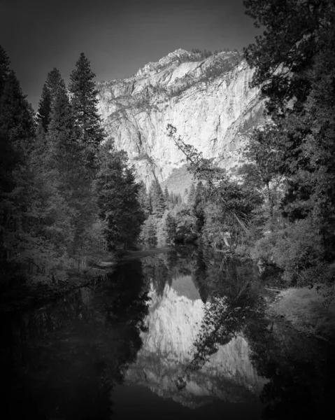 Клифф отражается в неподвижной реке Йосемити — стоковое фото