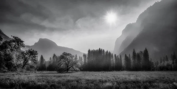 Panorama Doliny Yosemite podczas pożarów, czarno-białe zdjęcie — Zdjęcie stockowe