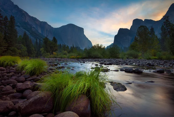 Spokojny poranek nad rzeką Merced, długa ekspozycja, Yosemite — Zdjęcie stockowe