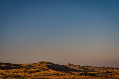 Gün batımında çim tepecikleri, metin için boşluk kopyala