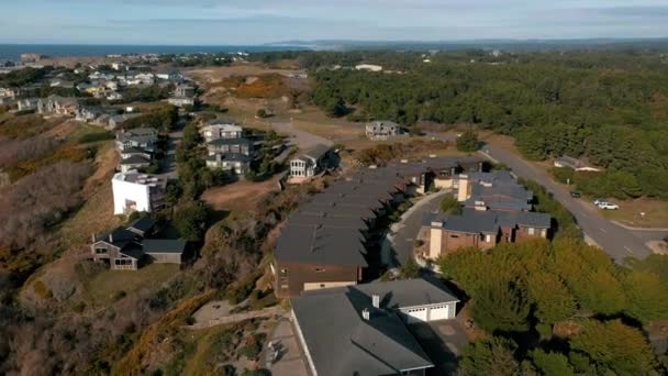 Drone sobrevuelan costosos condominios junto al mar Oregon Coast — Vídeo de stock