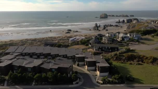Drönare flyger över lyxiga semesterbostäder i Bandon Oregon Coast — Stockvideo