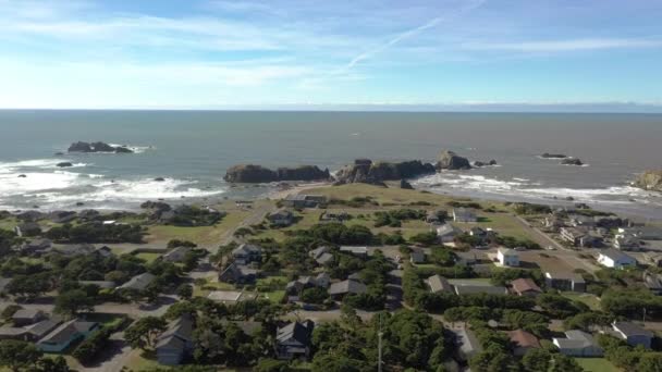 Drone εναέρια πάνω από τα σπίτια στη μικρή πόλη Bandon Oregon Coast — Αρχείο Βίντεο