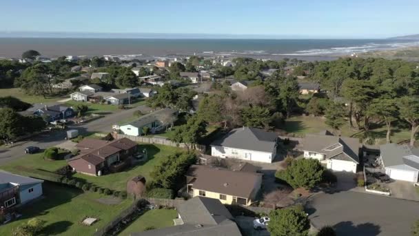 Barrio típico en Bandon Oregon Coast. Círculos de drones sobre hogares — Vídeo de stock