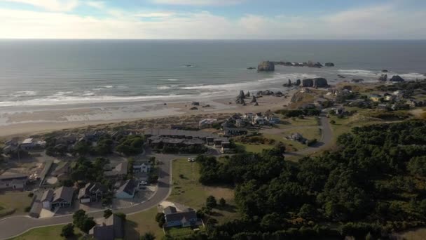 Ferienwohnungen direkt am Meer für einen Kurzurlaub an der Küste von Oregon — Stockvideo