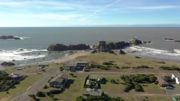 Drone vliegt over Bandon bluf richting rotsachtige eilanden in de oceaan — Stockvideo