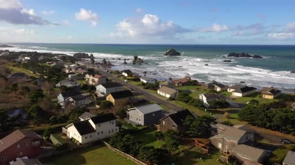 Hermosa luz de la mañana sobre las casas con vistas a Bandon Beach State Park — Vídeos de Stock