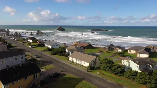 Aerial al revés dolly Bandon Beach Face Rock Beach con casas en el acantilado — Vídeo de stock