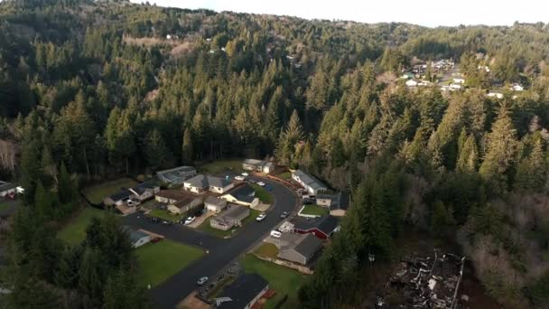 在俄勒冈州的小镇上，无人机上升到锯齿状的地方 — 图库视频影像