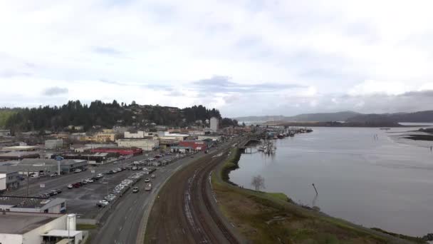 101 numaralı otoyolun insansız hava aracı görüntüsü ve Coos Bay, Oregon, ABD 'deki tren rayları. — Stok video