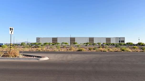 Nieuw Amazone vervullingcentrum in Tucson, Arizona. Panning schot. — Stockvideo