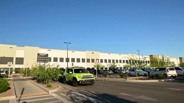 Amazon Warehouse i Tucson, Arizona, USA. Rekryteringskontor. — Stockvideo