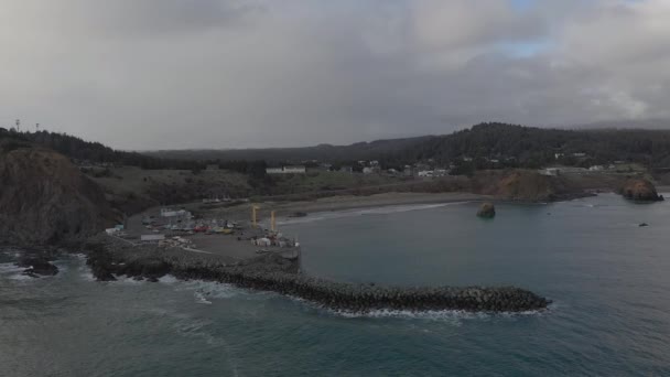 Beautiful aerial of dolly dock in Port Orford, Oregon — Stock Video