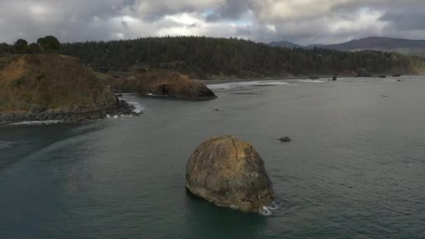 Sklon-down drone shot moře zásobník a bitevní skály v Oregonu — Stock video