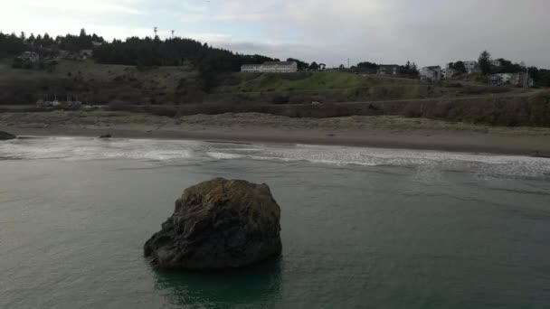 Drone vuela sobre roca hacia la costa de Oregon — Vídeos de Stock
