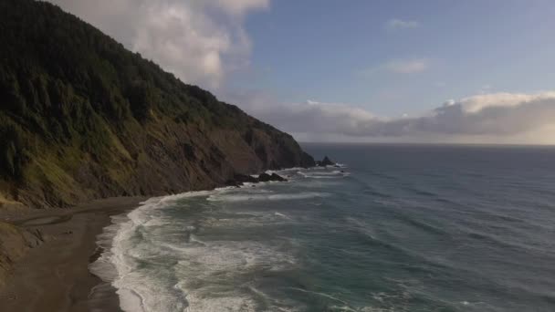 Drone boven de oceaan door Humbug Mountain in Oregon — Stockvideo
