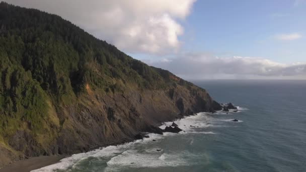 Drone sobre el océano por Humbug Mountain en Oregon — Vídeos de Stock