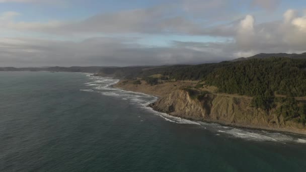 Drönare över vatten vid Oregons kust nära Port Orford. — Stockvideo