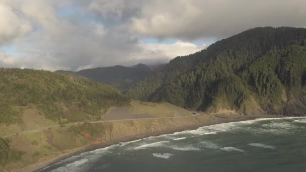 Dron nad Oregon Coast Highway 101 po autě. — Stock video