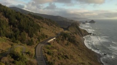 Oregon Sahil Otoyolu 101 üzerinde bir arabayı takip eden insansız hava aracı.. 