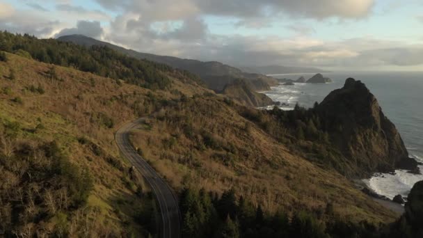 俄勒冈州南部的Hwy 101的空中。汽车在下面的路上行驶. — 图库视频影像