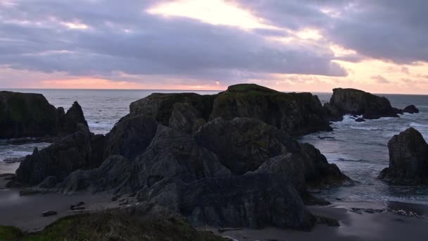 Panoramische zoom in shot van rotsen en kliffen Oregon Coast bij zonsondergang — Stockvideo