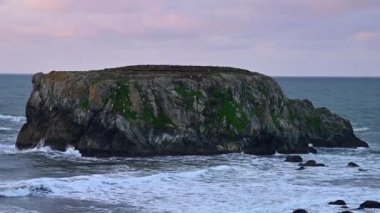 Bandon Oregon 'daki Masa Kayası, gün batımı, uzaklaşın
