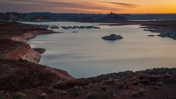 Time-Lapse Lake Powell Arizona Utah nascer do sol dourado com barcos na água — Vídeo de Stock