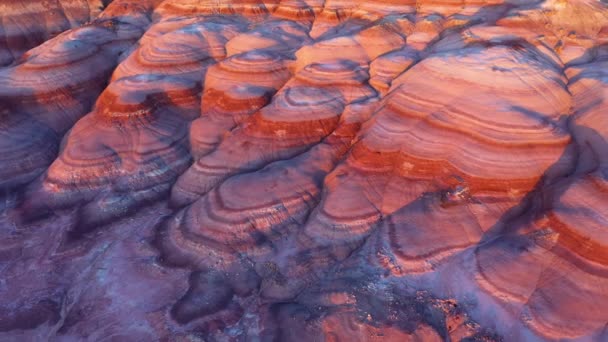 Luftaufnahme blauer und pinkfarbener Felsformationen in Utah — Stockvideo