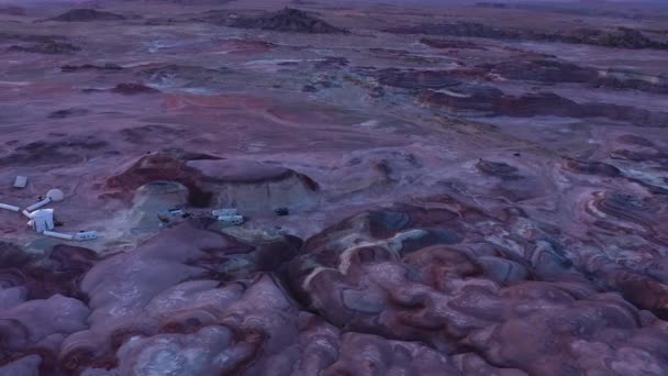 Дрон кружит вокруг станции исследования пустыни Марс в Юте — стоковое видео