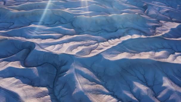 Utah Badlands verlicht door zonnestralen, lucht drone achteruit — Stockvideo