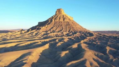 Fabrika Butte, insansız hava aracı kraterlere doğru uçuyor ve aşağı eğiliyor.