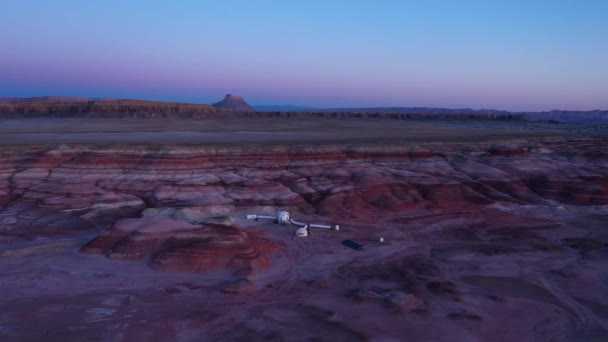 Dron krouží kolem Mars Desert Research Station v Utahu — Stock video
