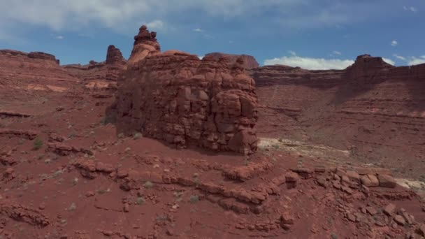 Drone vole bas au-dessus des couches de roche rouge dans l'Utah, États-Unis — Video