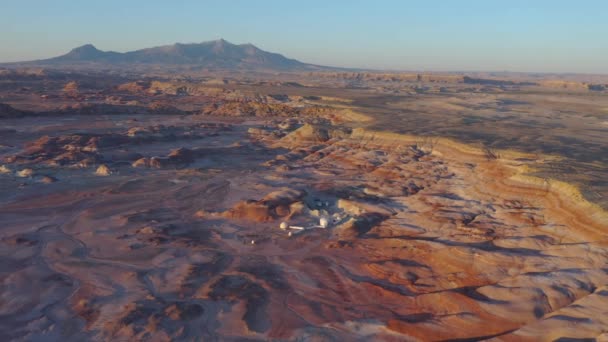 Krouží kolem výzkumné stanice Mars v Utahu po východu slunce — Stock video