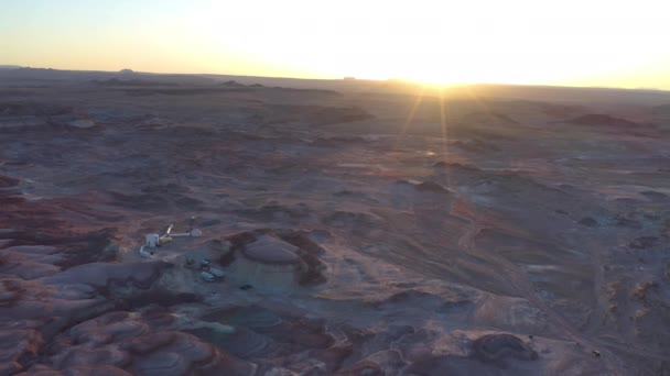 Sonneneruption am Horizont über der Mondlandschaft von Utah — Stockvideo