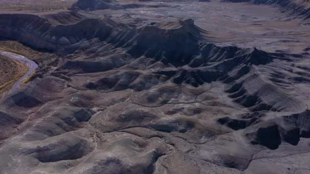 ドローンはユタの砂漠の風景のショットを明らかにする。乾燥した乾燥した気候 — ストック動画