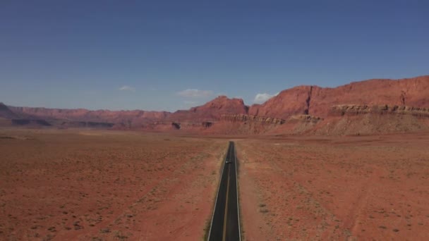 Scenic highway 89 in Noord-Arizona, auto op de weg — Stockvideo