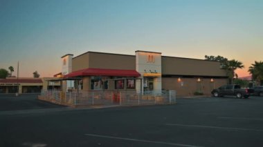 Yenilenmiş McDonalds Restoranı. Alacakaranlıkta dış bina. Görüntüyü yakınlaştır.