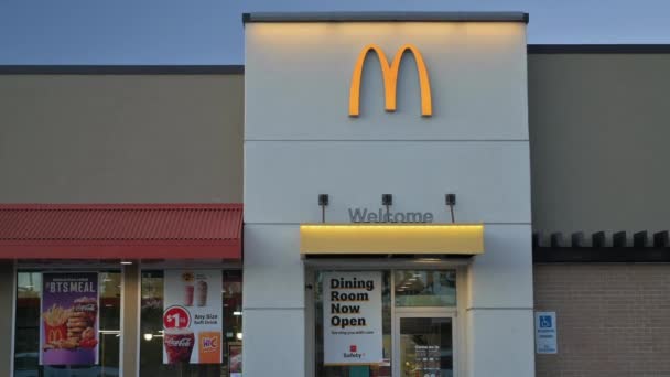 Restaurante McDonalds reapertura de letrero comedor — Vídeos de Stock