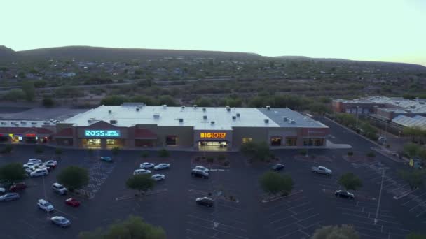 Luchtfoto van winkelcentrum met verschillende bedrijven in de schemering in Arizona — Stockvideo