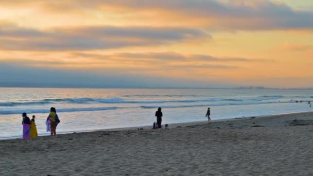 La gente disfruta de la puesta de sol en la playa en San Diego, California. — Vídeos de Stock