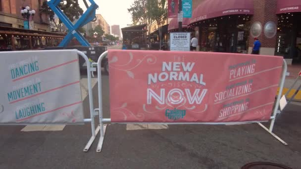 Nieuwe Normale banners in San Diego tijdens versoepeling van de strenge beperkingen. — Stockvideo
